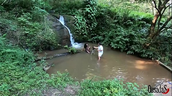 Чернокожая красотка купается голышом в пруду